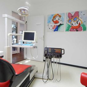 Behandlungszimmer, Daysi Duck-Bild an der Wand
