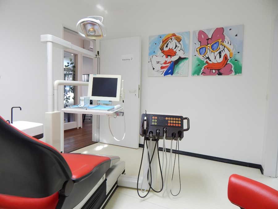 Behandlungszimmer, Daysi Duck-Bild an der Wand